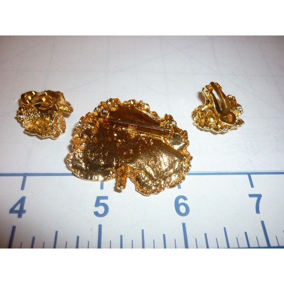 Vintage Gold Tone Textured Leaf Brooch and Clip On Earrings Jewelry Set - Picture 4 of 4